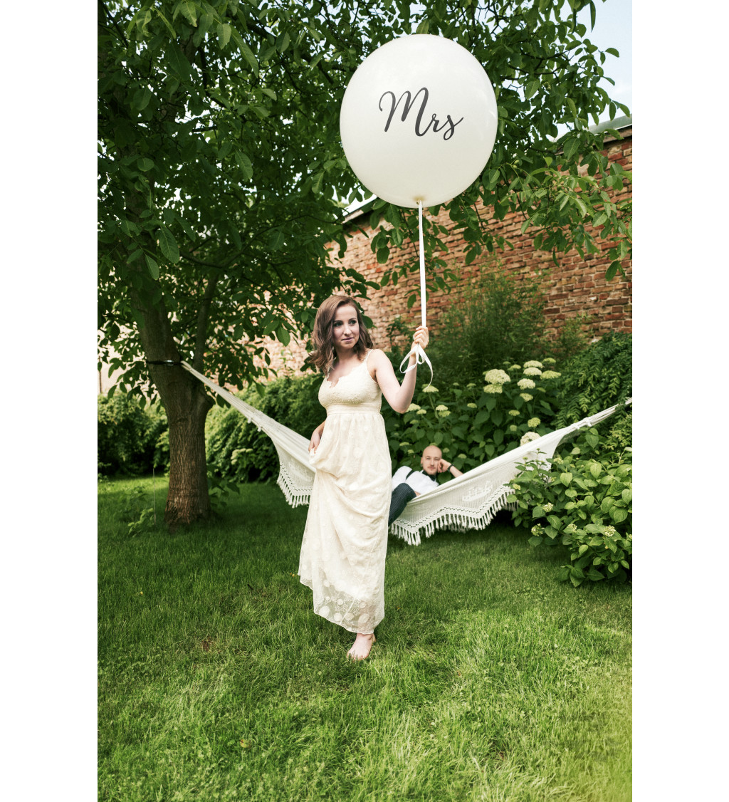 Fóliový balónek - bílý, kulatý s nápisem "Mrs"