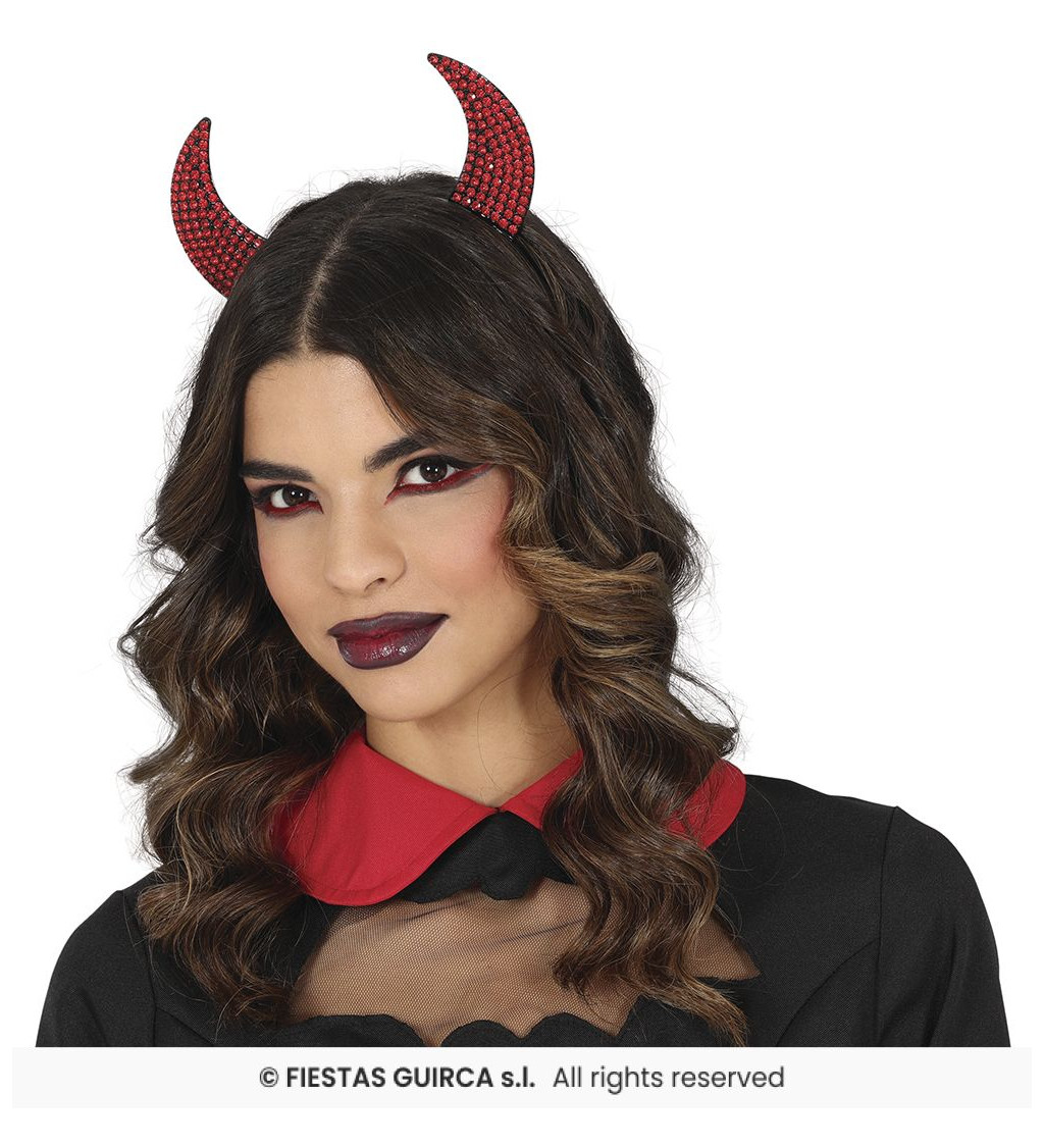 Čelenka s červenými rohy